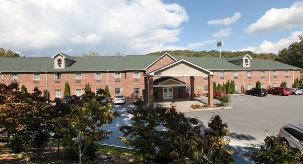 Mountain Inn & Suites Airport - Hendersonville Exterior photo